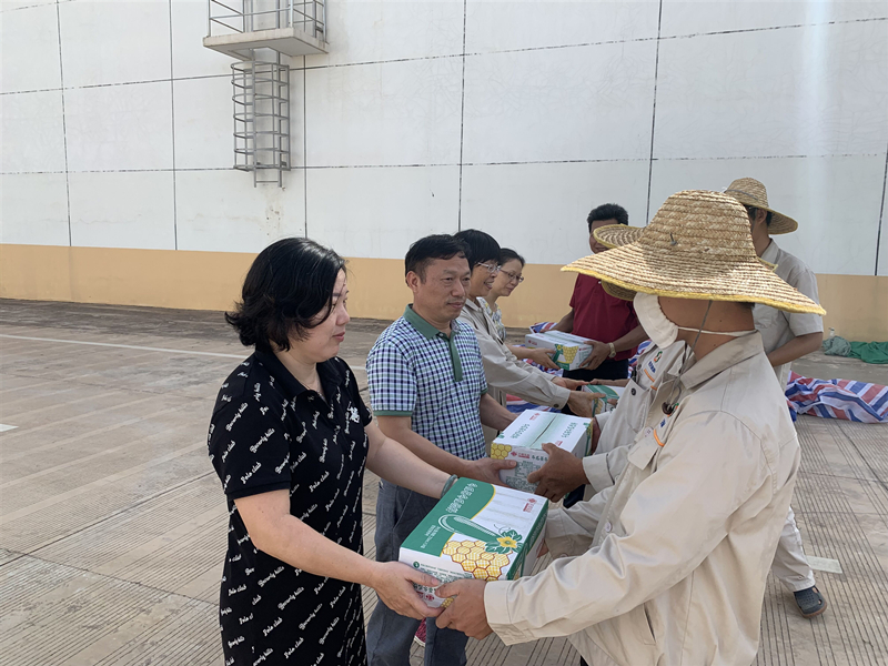 領(lǐng)導(dǎo)人員為防化人員送上清涼飲料（李?lèi)倫偅?jpg