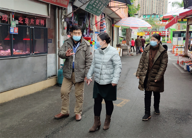 公司紀(jì)委書記朱方紅檢查五里亭市場疫情防控工 （拍攝：鄧惠鳳）.jpg