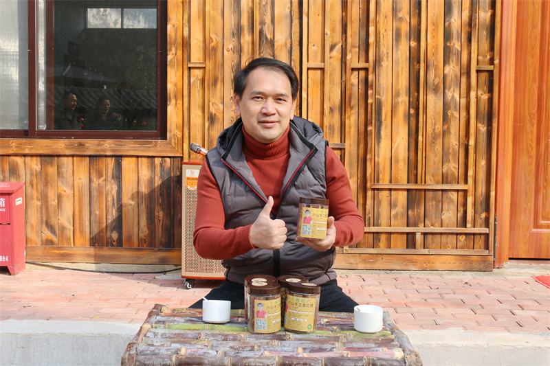 /QJ_112457245916.jpg 7.為扶貧點(diǎn)愛(ài)長(zhǎng)村手工姜紅糖“代言”(陳華萍).jpg