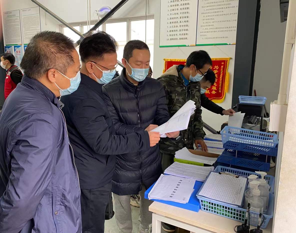 /QJ_135064081503.jpg 實地查看疫情防控工作臺賬.jpg
